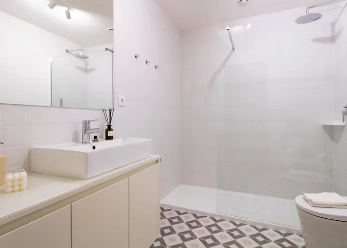 Apartman Luxurious Retreat In By Lovelystay